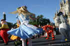Magic Kingdom Parade 2005-129.jpg (137543 bytes)